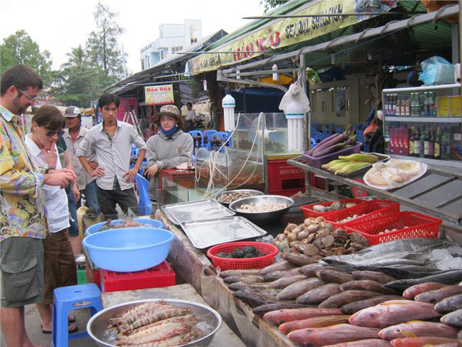 Enjoy Phu Quoc seafood at Dinh Cau night market